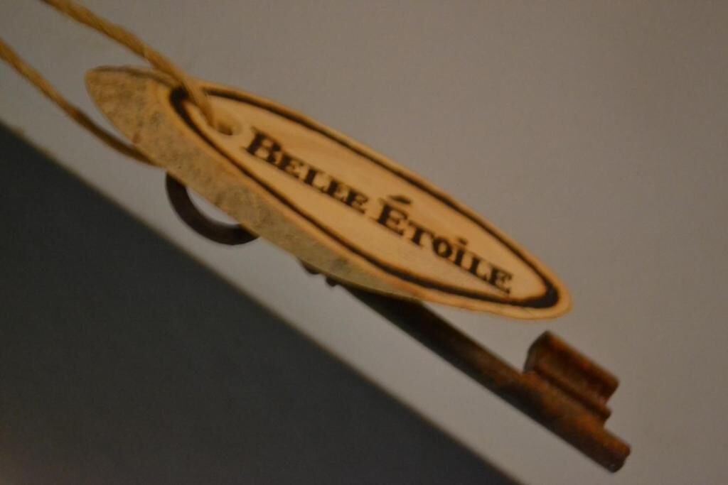 A wooden sign with the inscription "Belle Etoile".