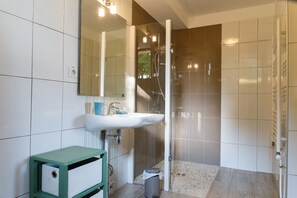 Tweepersoonskamer, op benedenverdieping (Cèdre) | Badkamer | Een douche, een regendouche, een haardroger, handdoeken