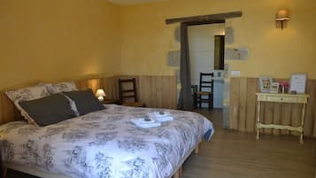 Une chambre à coucher avec un lit, un bureau en bois et une chaise.