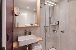 Dusche, kostenlose Toilettenartikel, Haartrockner, Handtücher