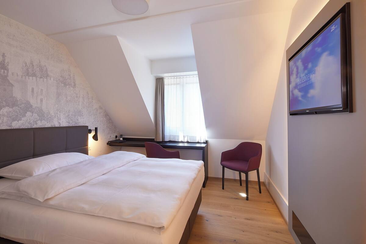 Economy Double Room, 1 Queen Bed | 1 bedroom, premium bedding, minibar, in-room safe