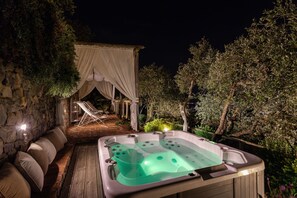 Outdoor spa tub - B-happy Villa's (Buti)
