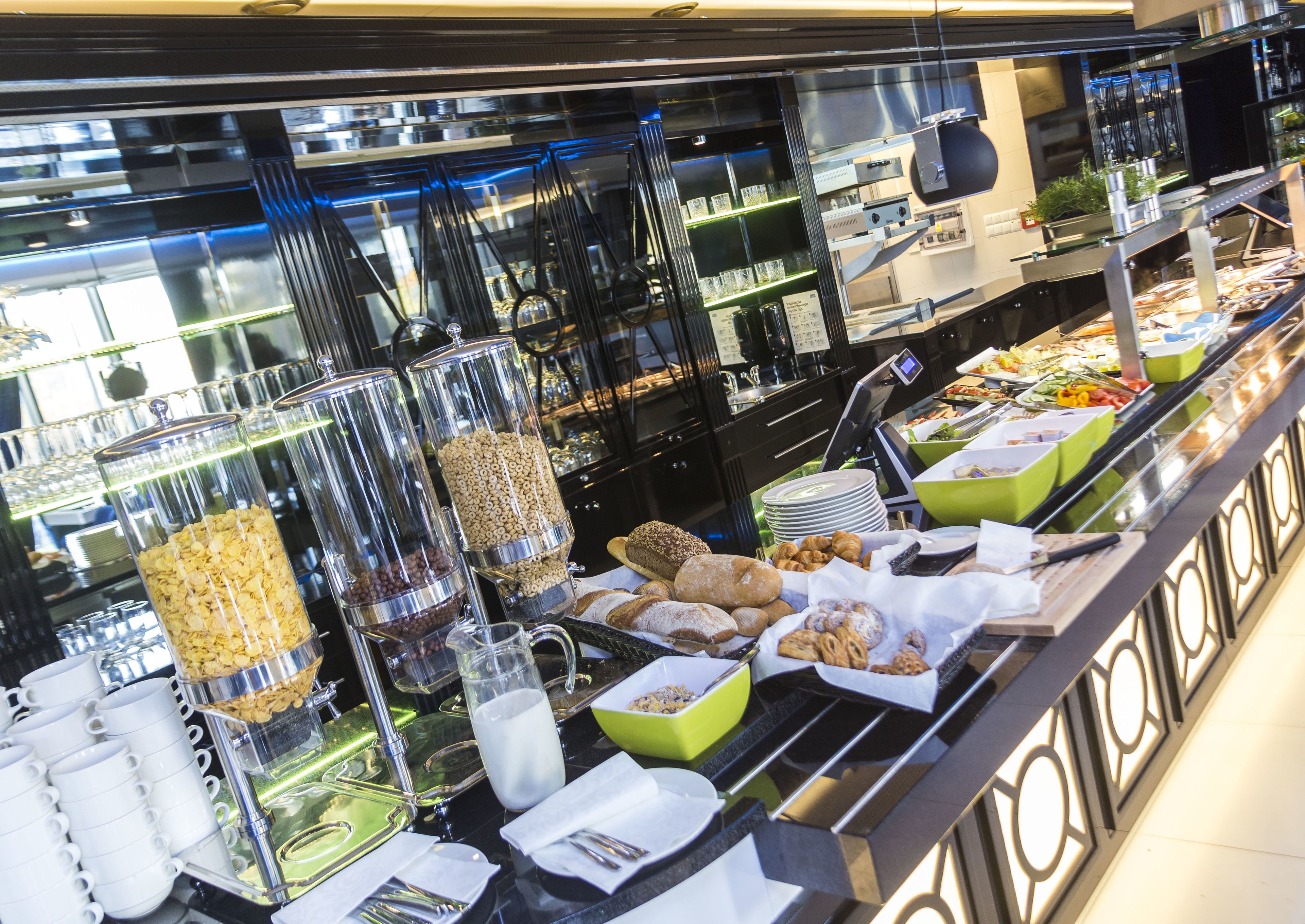 Sarapan bufet setiap hari (PLN 70 seorang) 