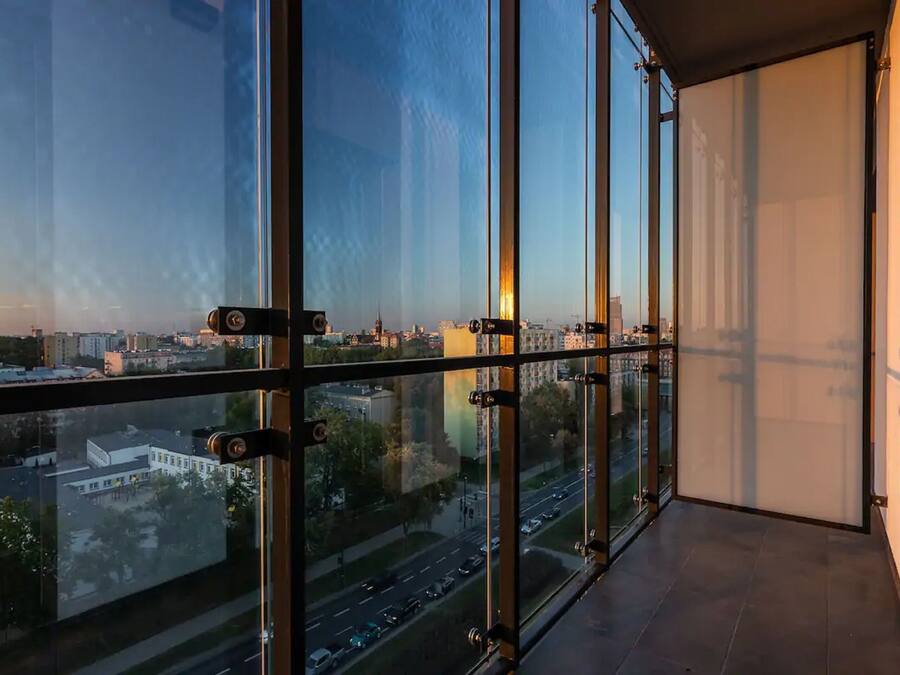 Un edifici de grans alçades amb grans finestrals que ofereix una vista panoràmica de la ciutat.