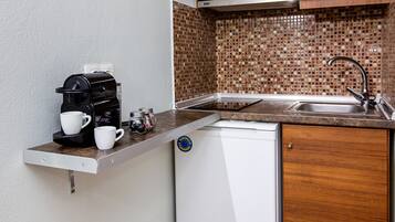 Studio, ikke-røyk (4 Adults) | Eget kjøkken | Kjøleskap, kokeplater, vannkoker og kjøkkenutstyr
