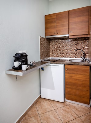 Studio, Non Smoking (4 Adults) | Private kitchen