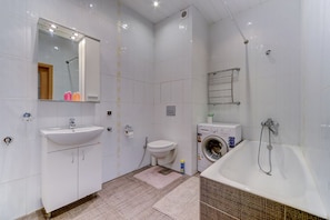 Comfort Apartment | Bathroom | Shower, free toiletries, hair dryer, slippers