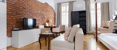 Studio Suite, Mezzanine | Iron/ironing board, free cribs/infant beds, free WiFi, bed sheets