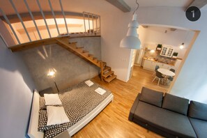 Deluxe Studio Suite | Iron/ironing board, free cribs/infant beds, free WiFi, bed sheets