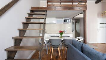Deluxe Apartment | Private kitchenette | Fridge, microwave, stovetop, electric kettle