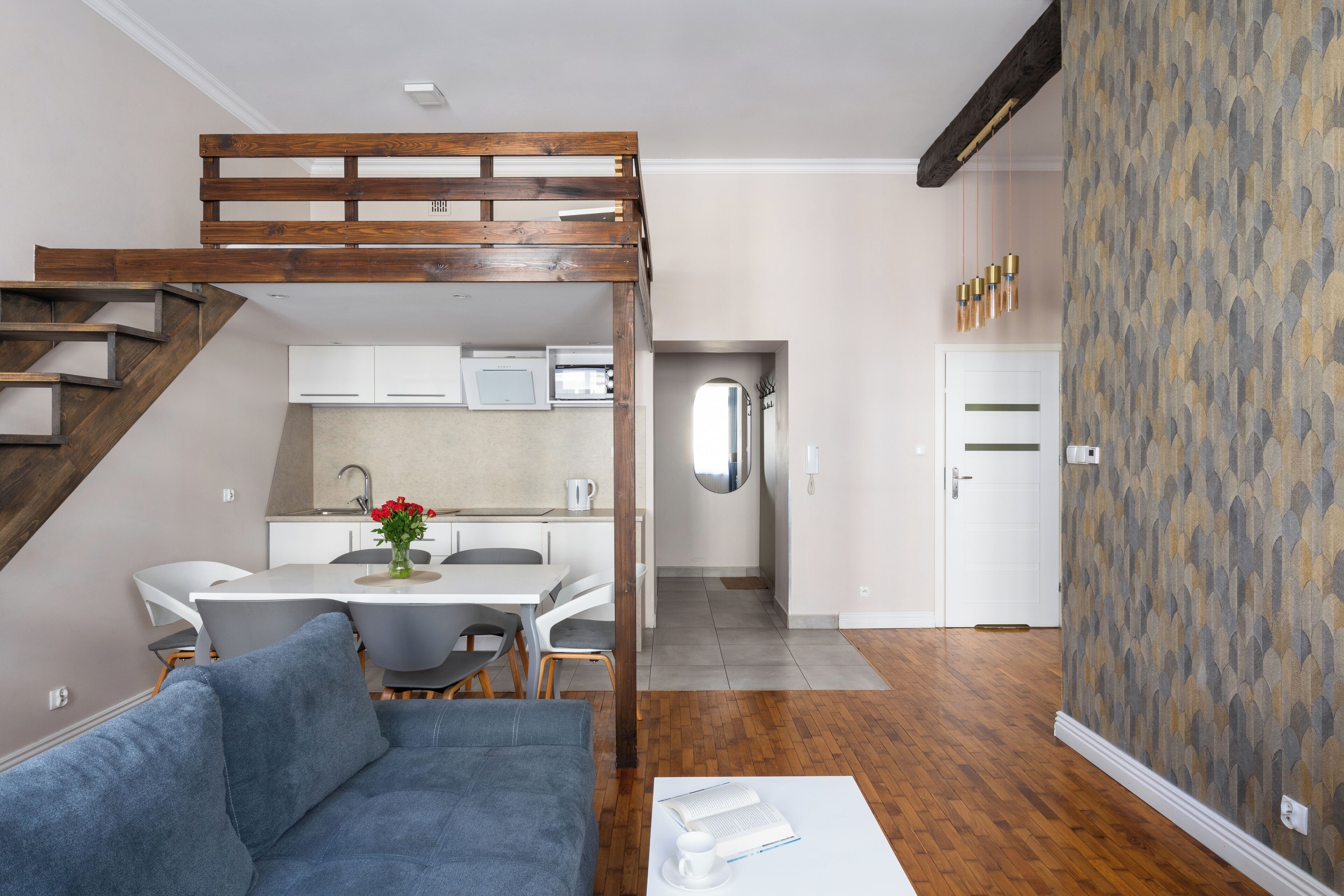Een modern interieur met een vide, een eethoek en een keuken.