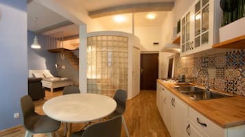 Deluxe studio suite | Privékitchenette | Een koelkast, een magnetron, een kookplaat, een waterkoker