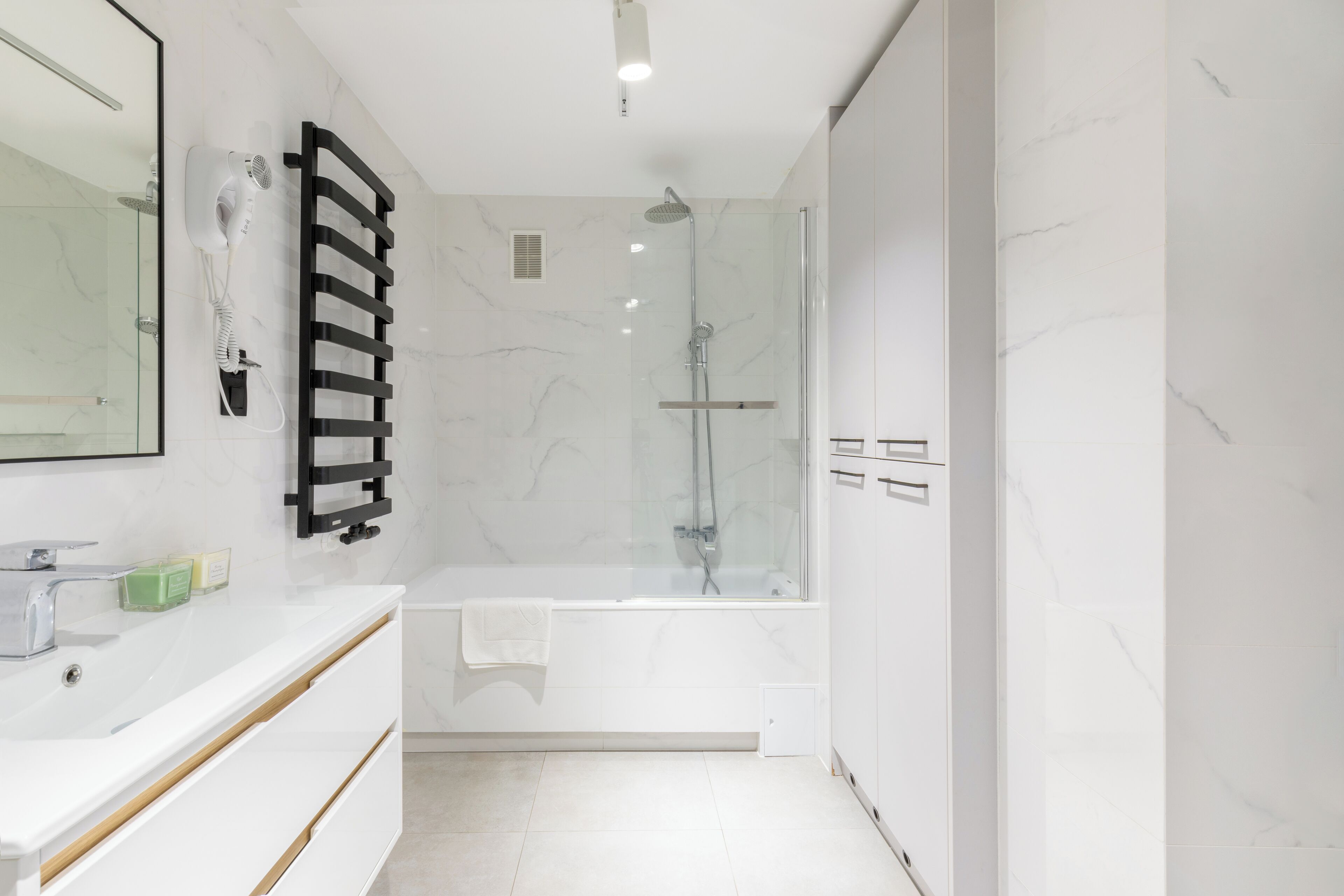 Apartamento Deluxe | Baño | Secador de pelo, toallas, jabón y papel higiénico