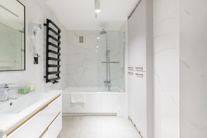 デラックス アパートメント | バスルーム | ヘアドライヤー、タオル、石鹸、トイレットペーパー