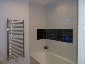 Combined shower/tub, free toiletries, towels