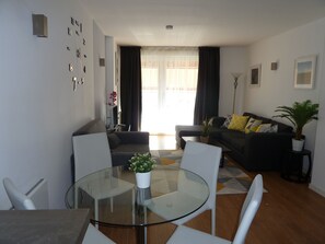In-room dining - Approved Apartments Skyline Manchester (Manchester)
