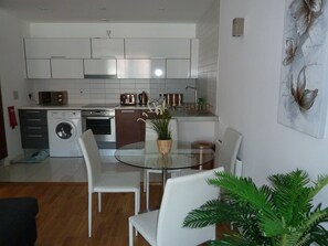 Fridge, microwave, oven, coffee/tea maker - Approved Apartments Skyline Manchester (Manchester)