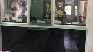 منصة إجراءات تسجيل الوصول/المغادرة
