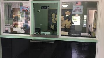 Mostrador para check-in y check-out