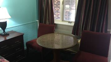 Habitación estándar, 2 camas matrimoniales | Cortinas blackout y wifi gratis