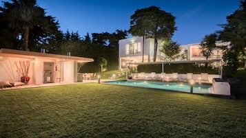 Outdoor pool, pool umbrellas, sun loungers