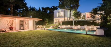 Outdoor pool, pool umbrellas, sun loungers