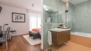Un dormitorio moderno con cama, mesita de noche y una silla.