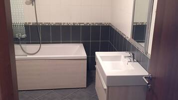 Studio Suite, Balcony | Bathroom | Combined shower/bathtub, free toiletries, hair dryer