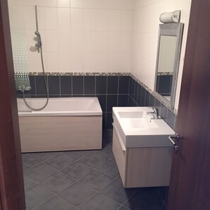 Studio suite, balkon | Badkamer | Een bad/douchecombinatie, gratis toiletartikelen, een haardroger