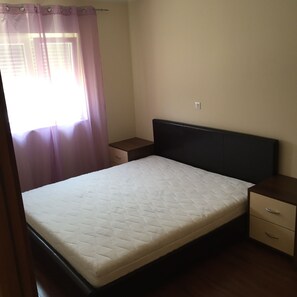 1 soverom, sengetøy av topp kvalitet, safe på rommet og skrivebord