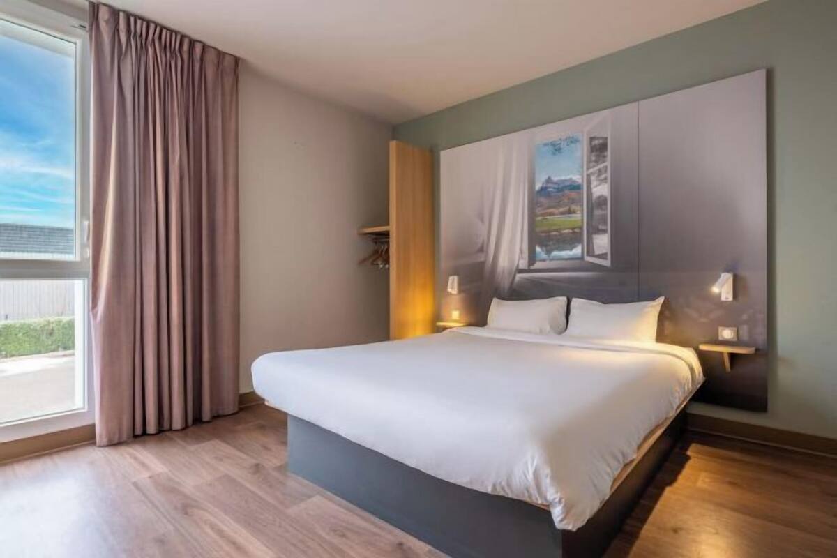 Premium bedding, desk, blackout curtains, soundproofing