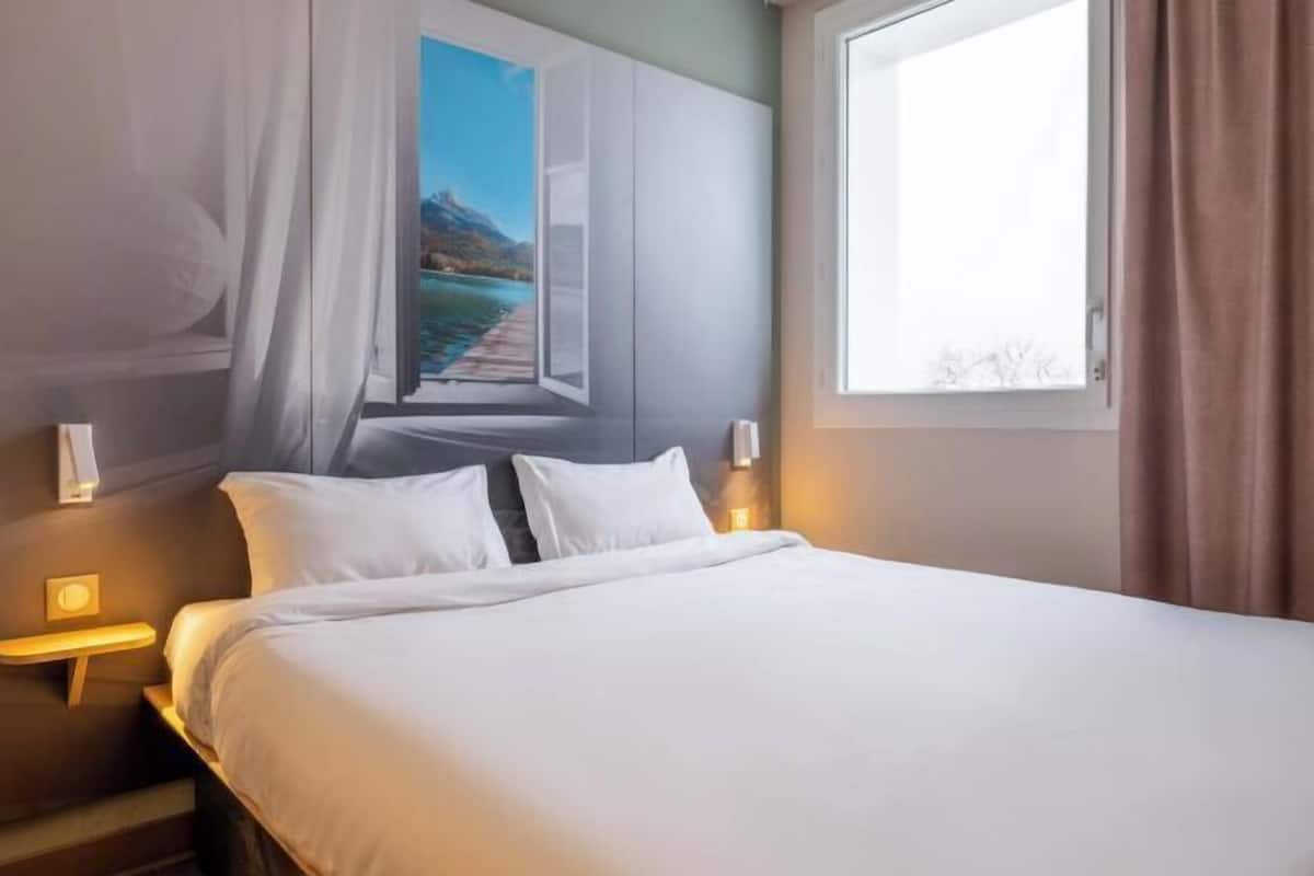 Premium bedding, desk, blackout curtains, soundproofing