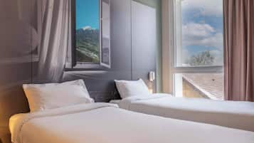 Ropa de cama de alta calidad, escritorio y cortinas blackout
