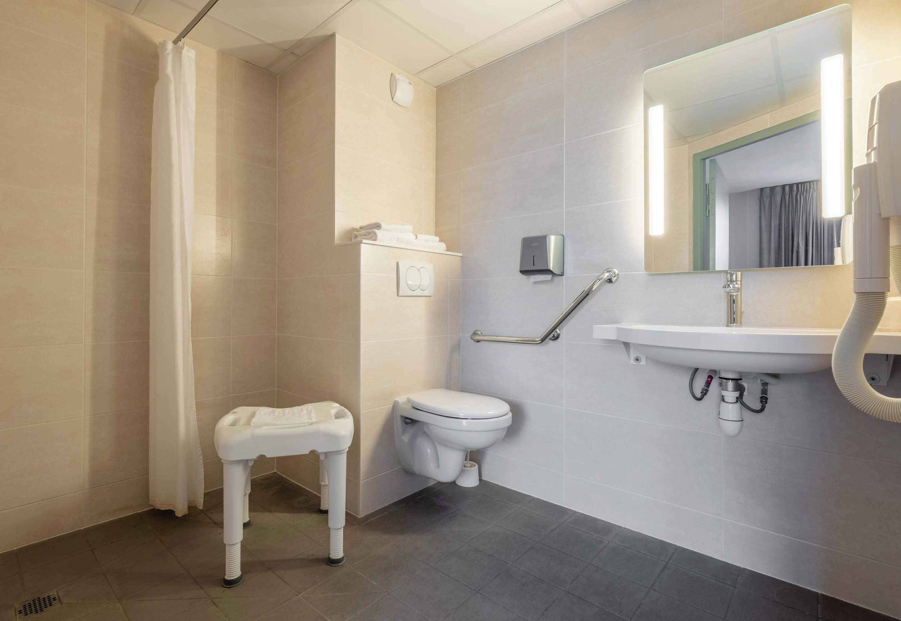 double room, mobility accessible, non smoking | bathroom | shower, towels