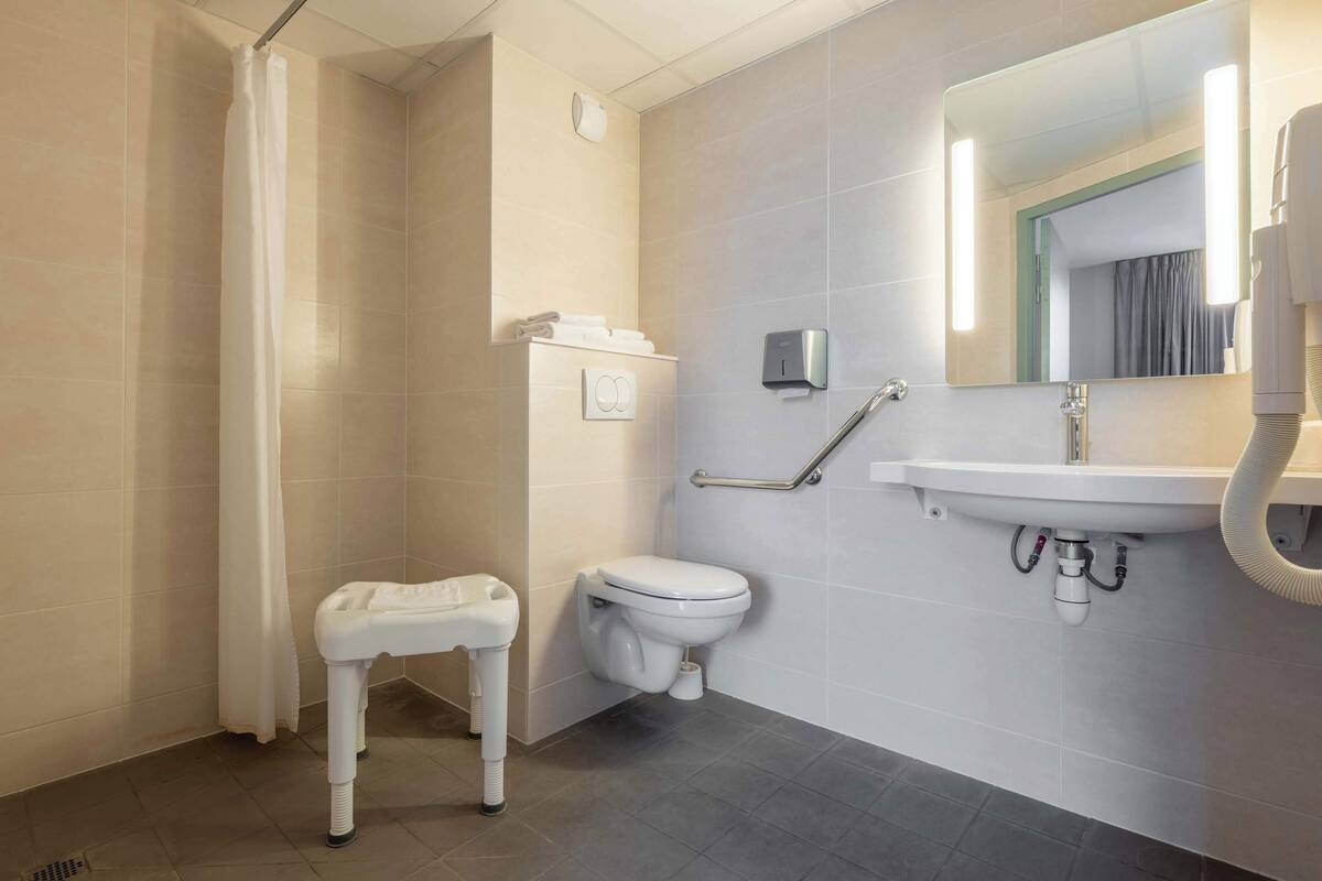 double room, mobility accessible, non smoking | bathroom | shower, towels