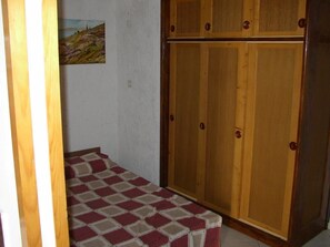 Desk, iron/ironing board, free WiFi, bed sheets - Impact villas (Rasa)