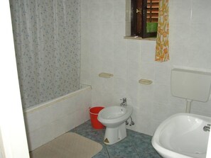 Combined shower/bathtub, free toiletries, towels