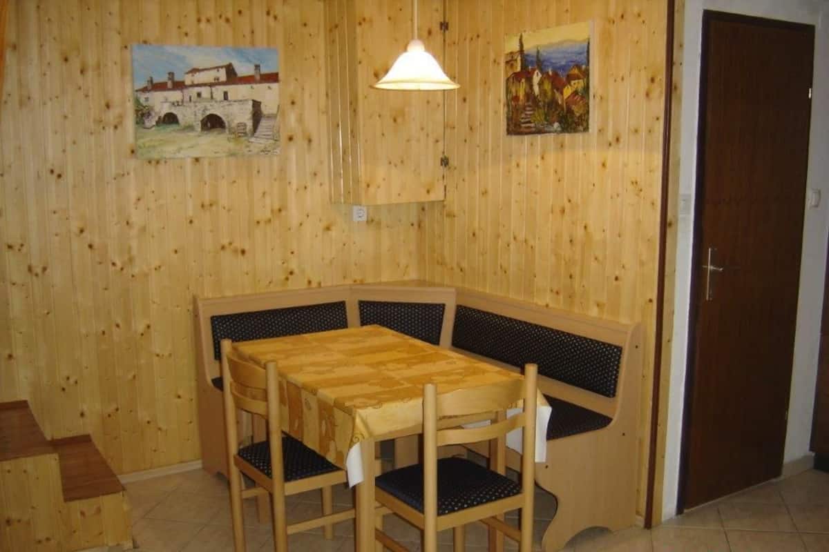 Een bureau, een strijkplank/strijkijzer, gratis wifi, beddengoed