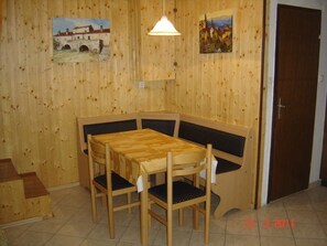 Een bureau, een strijkplank/strijkijzer, gratis wifi, beddengoed