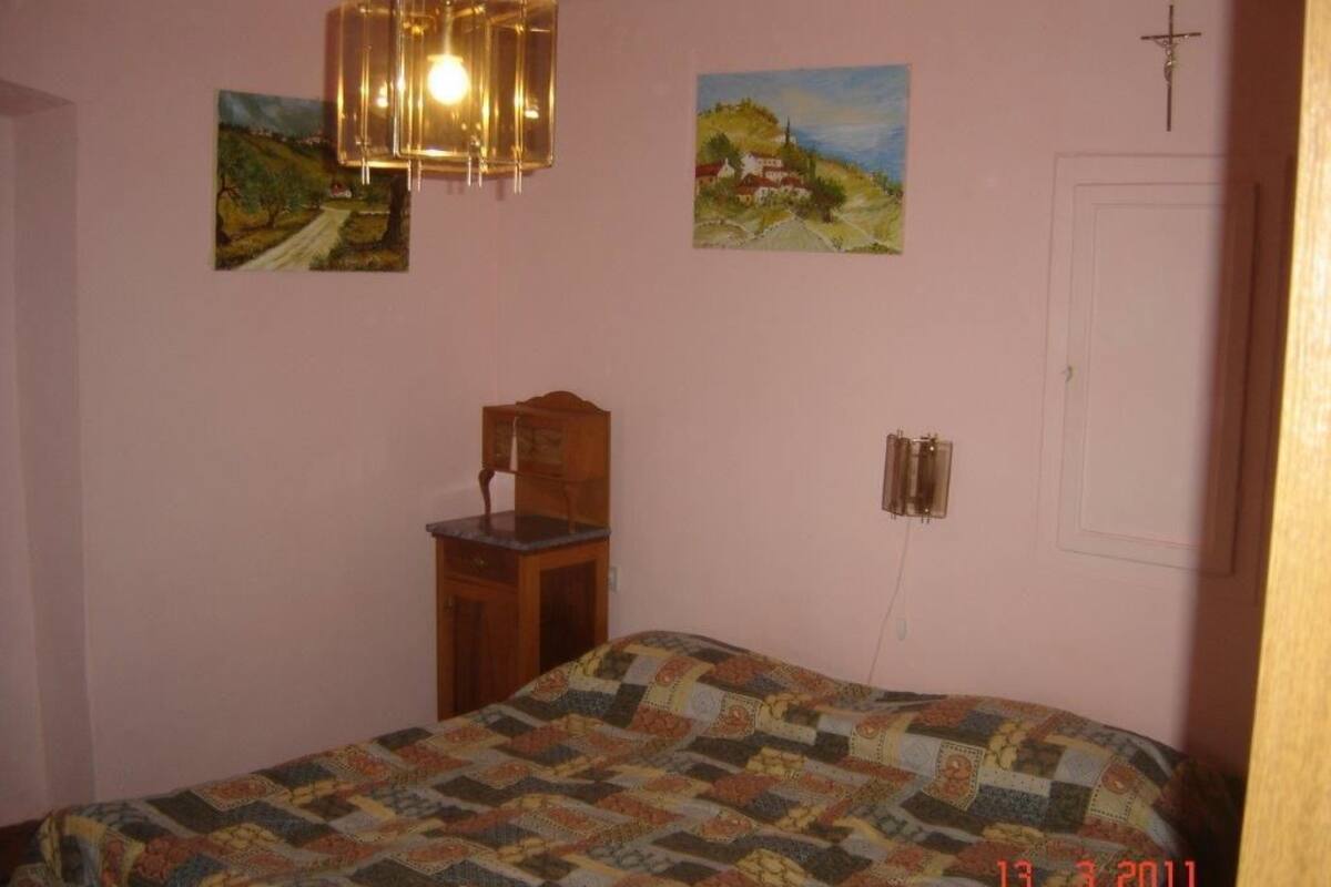 Een bureau, een strijkplank/strijkijzer, gratis wifi, beddengoed