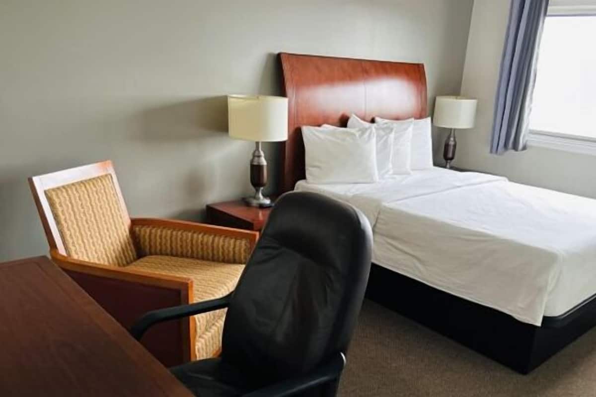 Chambre Standard, 1 grand lit (Mini Fridge, Microwave, Coffee Maker) | Bureau, Wi-Fi gratuit, décoration personnalisée
