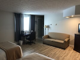 标准套房, 多张床 | 起居区 | 40-英寸纯平电视（配备数码频道）、Netflix、流媒体服务