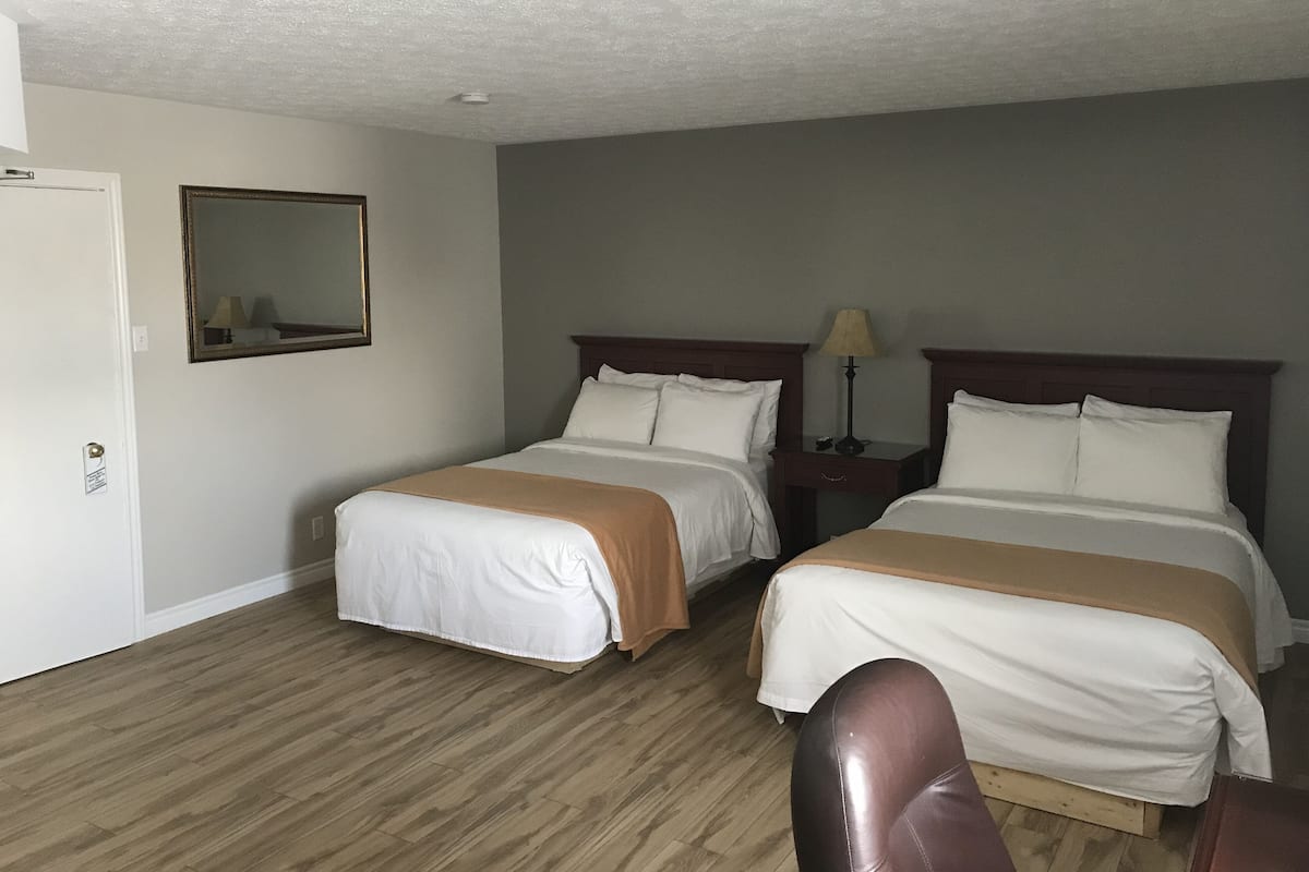 Suite Standard, plusieurs lits | Bureau, Wi-Fi gratuit, décoration personnalisée
