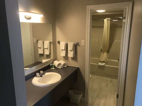 Standard Suite, Multiple Beds | Bathroom. The Auberge Inn