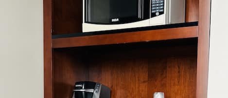 Camera Standard, 1 letto queen (Mini Fridge, Microwave, Coffee Maker) | Con stile personalizzato, con arredamento individuale, una scrivania