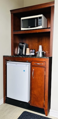 Standard Room, 1 Queen Bed (Mini Fridge, Microwave, Coffee Maker) | Individually decorated, individually furnished, desk, free WiFi