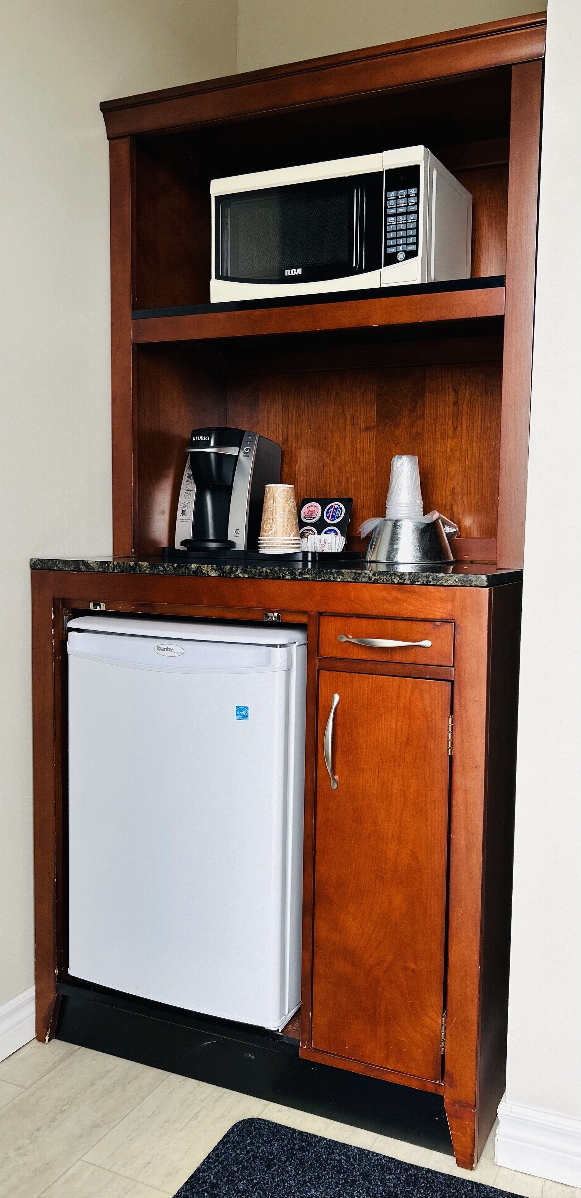 Decoración personalizada, muebles diferentes, escritorio y wifi gratis 