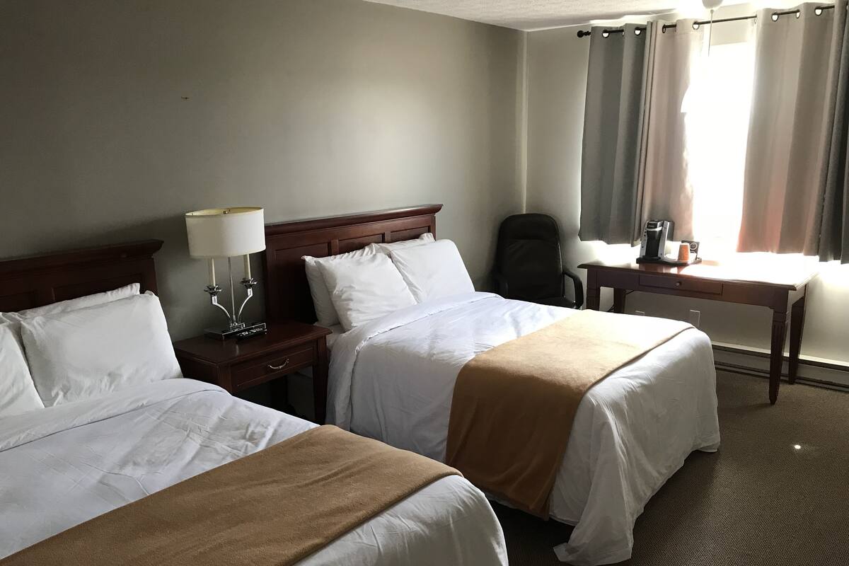 Chambre Standard, 2 lits doubles (Mini Fridge, Microwave, Coffee maker) | Bureau, Wi-Fi gratuit, décoration personnalisée
