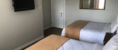 Habitación estándar, 2 camas matrimoniales (Mini Fridge, Microwave, Coffee maker) | Decoración personalizada, muebles diferentes, escritorio y wifi gratis