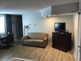 标准套房, 多张床 | 起居区 | 40-英寸纯平电视（配备数码频道）、Netflix、流媒体服务